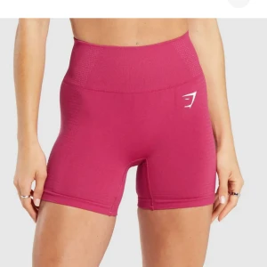 Gymshark shorts - Säljer dessa shorts från Gymshark då de är försmå. De är ifrån kollektionen vital och färgen finns inte längre kvar på hemsidan (därav färgen på modellens shorts). De är i perfekt skick och endast använda ca 2 ggr. Nypris 499kr.
