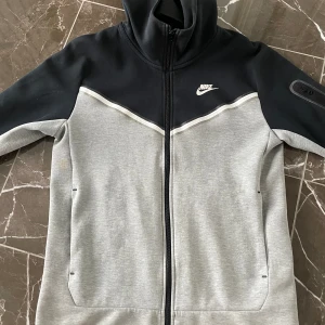 Nike tracksuit zip tröja  - Använd mycket men endå bra skick