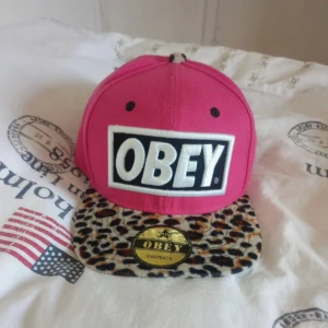 Keps obey - Säljer en obey keps i mycket bra skick. Den är lite ljusare rosa än på bilderna. Knappt använd! Säljer den för 70kr + frakt!