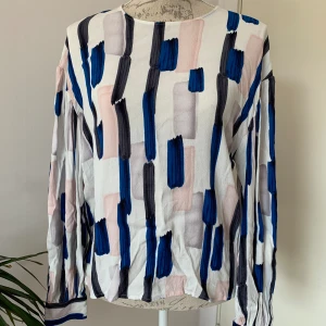 Carin Wester blus  - Skick: Ok, är skadat på baksidan vid sömmen, se bild Stl: 38/M  Material: 100% Viskos   Längd: 57cm  Axelbredd: 50cm