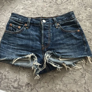 Levis 501 jeans shorts 💕 - Jätte snygga low/mid rise shorts som tyvärr är för små för mig. Storleken står inte men uppskattar XS/34, kontakta såklart vid frågor och mått💕
