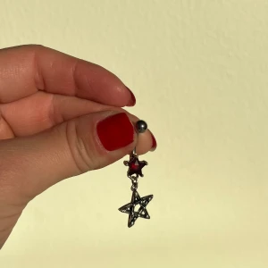 Navelpiercing stjärna  - Stjärna med röd diamant
