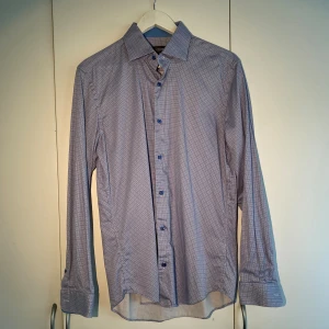 Dressman Rutig Oxford skjorta Stretch - Hej, säljer en sjukt bekväm blå/vit rutig Oxford/ kostym skjorta från Dressman i Stretch material. Storlek 39/40=M och True to Size. Klassisk och passar tills allt. Skön  med en snygg slim fit passform. Nypris 600kr. Pris kan diskuteras. Hörs i DM! 