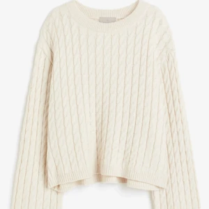 Stickad tröja - Fin kabelstickad tröja från h&m i storlek xs men lite oversized. Creamvit/ljusbeige, (första bild från hemsida) Nedhasad axel. Använd 1 gång och tvättad. Inga defekter förutom lite nopprig. Köparen betalar frakten. 