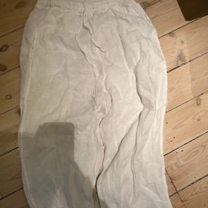 Vita linnebyxor - Säljer mina vita knappt använda linnebyxor❤️