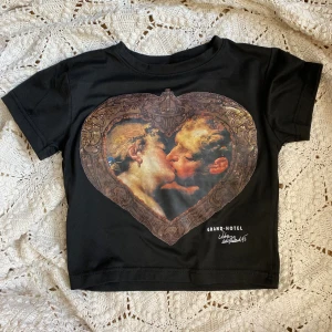 Topp med tryck - 🪩 Svart topp med tryck, storlek S. Formar sig superfint efter kroppen. 🪩 Nyskick.