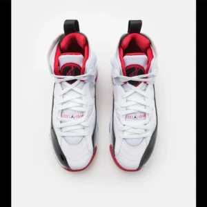 Air Jordan stor😊 - Säljer mina Grade School Air Jordan skor då dom är för stora för mig😊 Dom är använda en gång och i väldigt bra skick, Köpta på JD sports för 1500kr💓 storlek 38, pris går att diskutera🫶