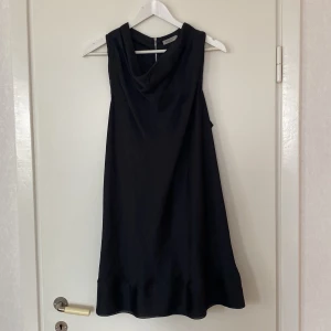 Klänning - Kort satinklänning från Hunkydory