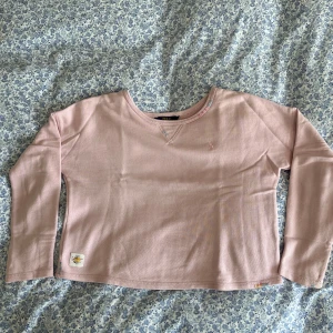 Ralp Lauren tröja - Lite croppad tröja köpt i USA från Ralph Lauren i jättefint skick Barnstorlek i 8-10 år, men passar mig som har xs