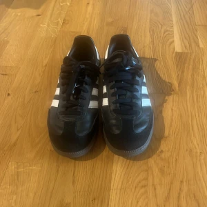 Svarta sambas  - Svarta adidas samba skor som jag använt sparsamt. ( dessa skor är i storlek 40, jag gick upp en storlek eftersom dem är ganska små i storlek som det står på adidas hemsida)
