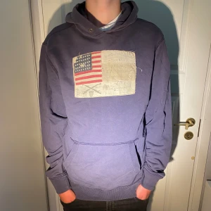 Ralph lauren hoodie - Tja. Säljer den här feta Polo jeans company Ralph lauren hoodie. Jag säljer den för 225 då den är väldigt urtvättad.