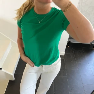 Grön tröja - Grön tröja ifrån zara i storlek M. Använd ett fåtal gånger så i väldigt fint skick. 