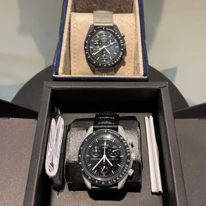 Omega klocka  - Hej, säljer eller byter nu dessa två klockor. Box och papper medföljer till mission to moon. Bara klockan medföljer till mission to murcery. Hör av dig om du är intresserad av att köpa eller byta. All info om klockorna finns i min profil  