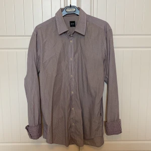 Hugo boss Skjorta  - Randig skjorta i lila/vit. Bra skick! (Självklart finare när den är struken). Den är i slim fit.