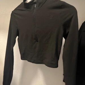 Svart trämingtröja  - Säljer denna tröjan av samma anledning som den vita då det är exakt samma i olika färger.