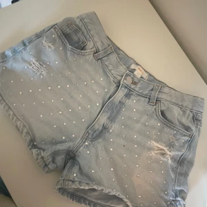 Jeans shorts  - Blåa jeans shorts från Ginatricot med stenar på . Storlek 158. Saknas ca 4 stenar. 