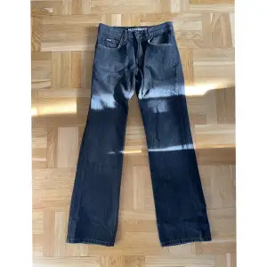 Knappt använda jeans som legat i garderoben ett tag! Storlek: 30 Inköpspris: 600kr