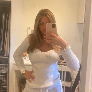 Vit topp! - Ribbad långärmad från h&m! Väldigt classy och fin!🙌🙌 Nyskick