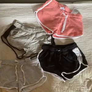 Säljer dessa mjuksisshorts i olika färger. Köp 1 för 30kr eller 4 för 100kr