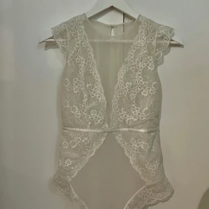 Spetstopp/body🤍 - Unik och så fin spetstopp köpt secondhand, är egentligen en body men jag brukar bara stoppa in den, fint skick och använd 2/3 tillfällen! Skulle säga att den passar xs - m då den är väldigt stretchig. 