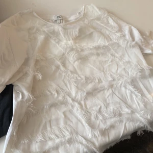 River island tassle T-shirt  - Gräddvit T-shirt fr river island med tassels i silketrådar 