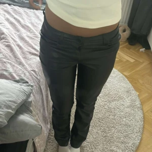 Skinnbyxor bikbok  - Säljer nu mina fina skinnbyxor från bikbok som tyvärr inte kommer till användning.  Tjejen på bilden är ca 168 men byxorna passar också kortare ❤️❤️