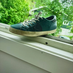 Philippe Model skor  - Hej! Jag säljer nu dessa riktigt snygga Philippe Model skor! Säljer billigt då jag gärna vill sälja dessa snabbt så först till kvarn! Skick 8/10 Undersidan kan enkelt tvättas som jag kan fixa👌🏼 Storlek 40 passar 41 med. Frågor kom dm