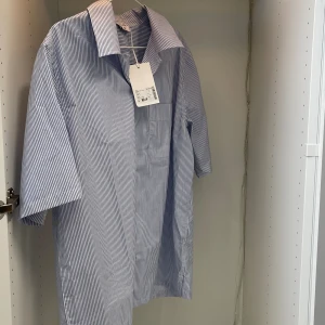 FILIPPA K Skjorta - Helt ny  - Schysst sommarskorta som jag fick inför sommaren. Men aldrig kommit till användning, säljer istället vidare.   Nypris 1900kr. Skickar snabbt efter mottagen betalning, hojta vid frågor kära vänner. 