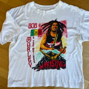 Riktigt cool, vintage Bob Marley t-shirt i snygg boxy passform! Köpt på beyond retro. Mindre defekter förekommer då den är vintage men i överlag super fint skick!  Det står ingen storlek men uppskattar till M