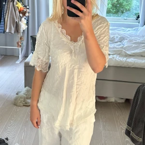 Vit topp med spets - Så söt och skön topp med spets på kanterna. Ingen storlek eller märke. Den är i helt okej skick. Passar XS till M