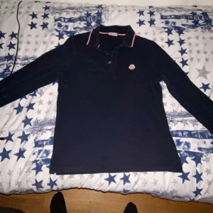 Moncler piké långärmad navy blue - Hade velat byta mot en man väska t.ex gucci väska eller annat   Den är i ganska bra skick 