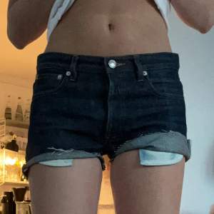 Jättecoola jeansshorts som är lågmidjade och väldigt populära