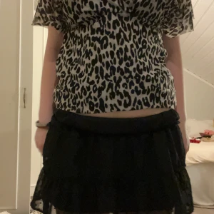snygg kjol - snygg kjol från FB sister i storlek S. jag har vikt upp den på bilden och den formar sig ändå snyggt. fint skick💗💗