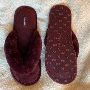 Hunkemöller tofflor - Mysiga lila hunkemöller tofflor, helt oanvända i storlek 39/40