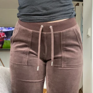 Juicy Coture - Juicy Coture i brun färg, endast använda fåtal gånger. Så jätte fint skick.