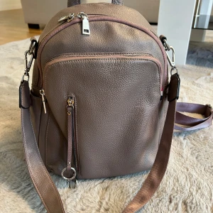 Läder ryggsäck💜🪻 - Hej! Jag säljer min läder ryggsäck pga jag inte använder den. Jag köpte den på zalando för ungefär 2 år sedan ryggsäcken är i bra skick! Priset kan diskuteras🩷