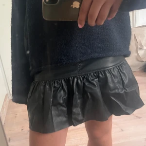 Volang kjol - Super snygg volang kjol i fejk läder, lite avskalat vid knapparna längst upp på kjolen men inget man ser🩷