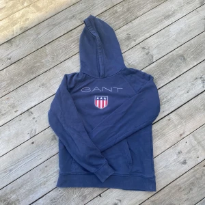 Gant hoodie  - Säljer en marinblå gant hoddie i fint skick. 