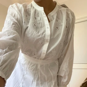 Vit klänning  - Vit klänning från & Other Stories med rosett i ryggen köpte föra sommaren men aldrig använt där av att prislappen är kvar