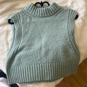 Väst/tröja - Väst från gina i storlek xxs/xs enligt mig. Nästan aldrig använd 💗