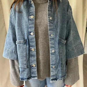 Trekvartsärmad jeansjacka - Super fin trekvartsärmad jeansjacka från sisters points!! Perfekt till sommaren och till hösten med en stickad tröja under💕