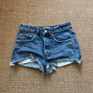 Zara jeansshorts - Midrise jeansshorts från zara i storlek 34💗