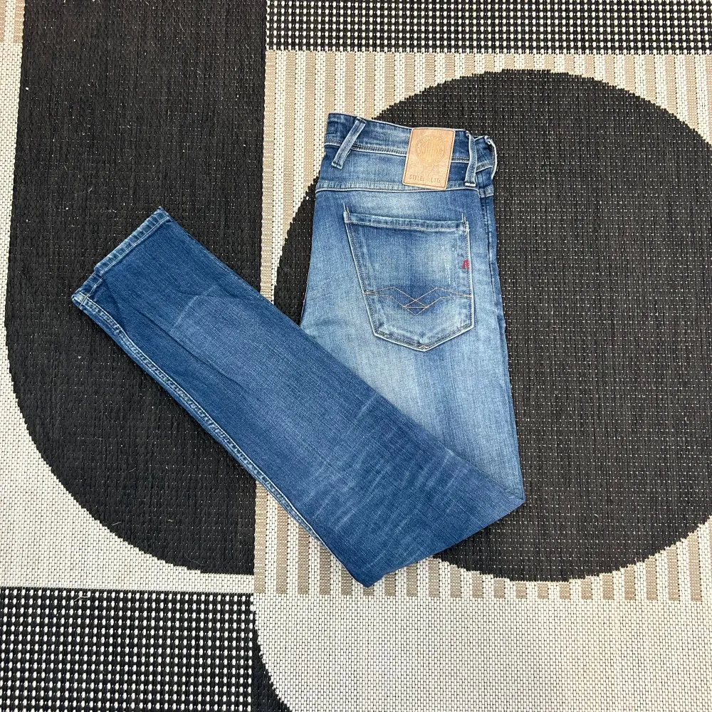 Strl- W29 L32, snygga jeans från Replay med en fin wash på dem, dem är i gott skick, hör av er vid frågor samt övriga funderingar . Jeans & Byxor.