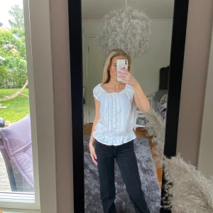 Blus  - Superfin gullig blus i bra skick  Fina detaljer 