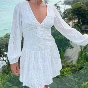 Så fin vit klänning som bara används en gång! Man kan välja hur man vill ha armarna långa eller korta! Nyskick, inga defekter! Så fin somrig klänning!