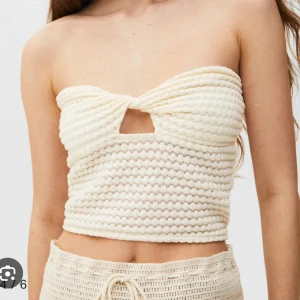 Bandeau topp - Superfin bandeau topp från pull qnd bear. Aldrig använd bara provad då den inte passar. Den är i nyskick. Storlek L men väldigt lite i storleken, skulle säga passar XS - liten M💓