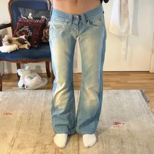 ett par super snygga lågmidjade jeans från Replay i bootcut design Midjemåttet: 43cm Innebenslängd: 81cm