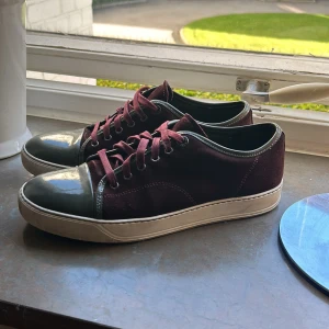 Lanvin skor  - Säljer nu dessa feta vinröda lanvin skor i storlek 43/uk9 endast skorna kommer med lite små defekter på tonna men syns inte så mycket när man använder dom säljer dom för 1900 men kan gå ner vid snabb affär hör av er vid fler frågor 