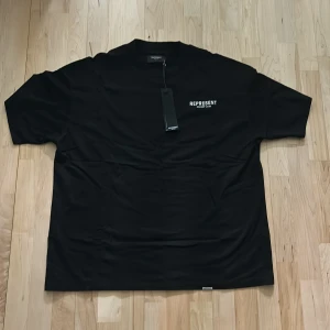 Represent T-shirt  - Helt ny T-shirt passa inte mig väljer Darför att sälja den storlek L