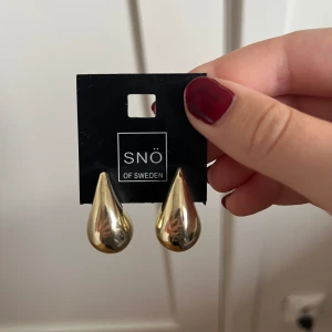 Droppörhängen - Helt oanvända örhängen från snö of Sweden 